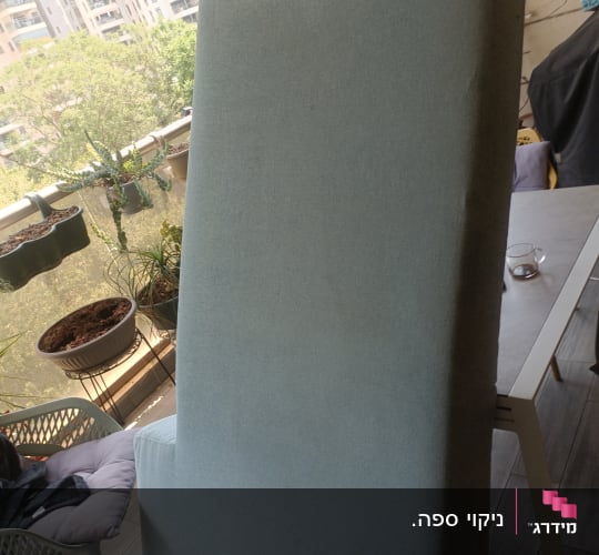כרית ספת בד תכלת עומדת לייבוש במרפסת לאחר ניקוי